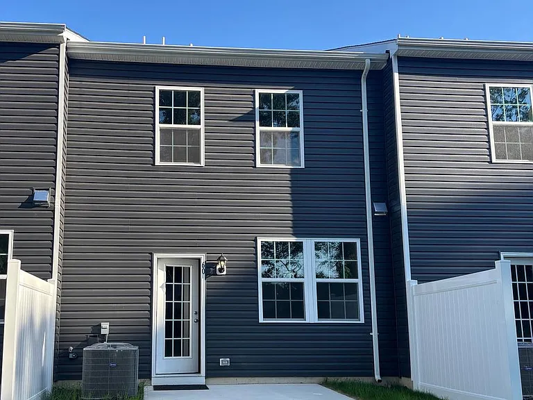 60 Robert Dr — Photo 2