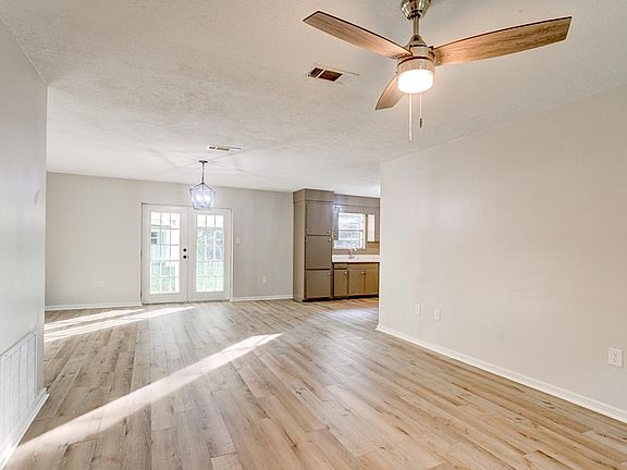 4th image of 631 Mary Ann Dr
