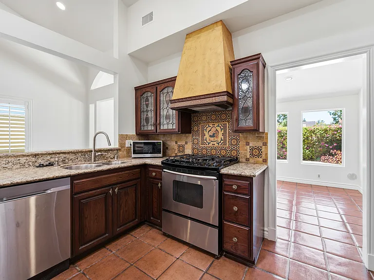 1090 Elfstone Ct — Photo 13