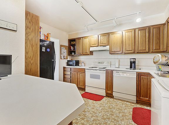 5th image of 375 Winona St