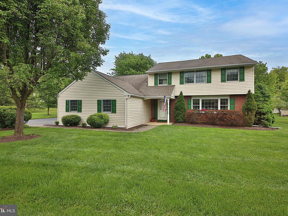 1st image of 115 Hedgerow Pl