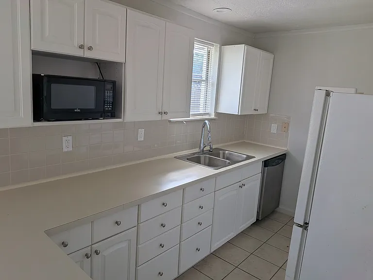 210 Brigadoon Ln — Photo 4