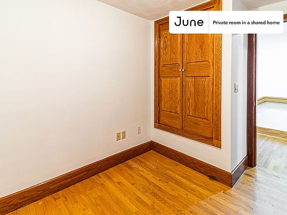 4th image of 166 Auburn St #B