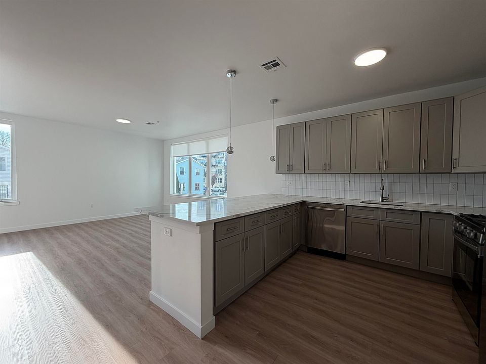 1st image of 306 Bergen Ave APT 206