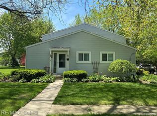 1067 Green Meadows Dr, Grand Blanc, MI 48439