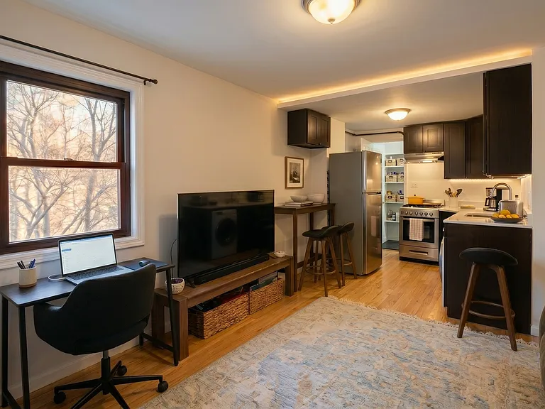 118 E 4th St #11 — Photo 2