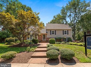 913 Waynewood Blvd, Alexandria, VA 22308