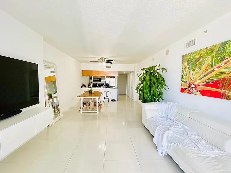 1750 N Bayshore Dr #1706 — Photo 5