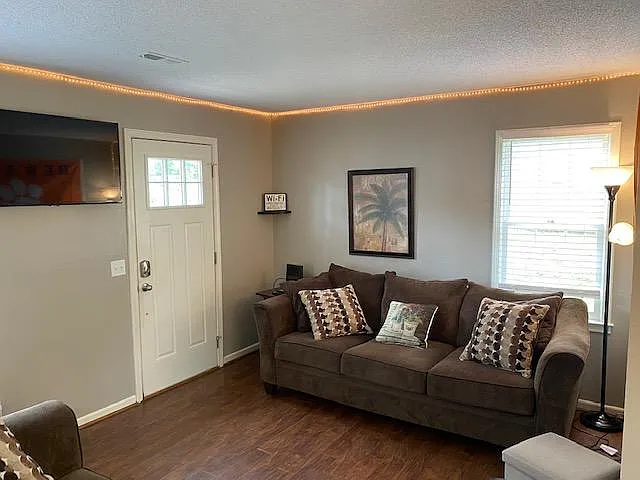 103 Wyeth Ln — Photo 3