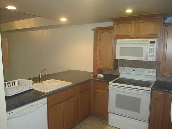 2nd image of 805 29th St APT 106