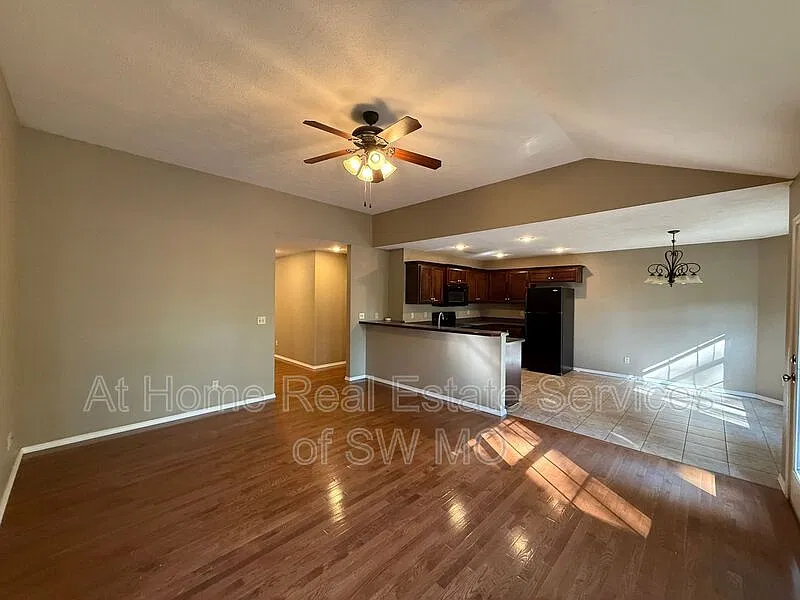 4 bed, 2.0 bath, 1595 sqft, $1,950 — Photo 4