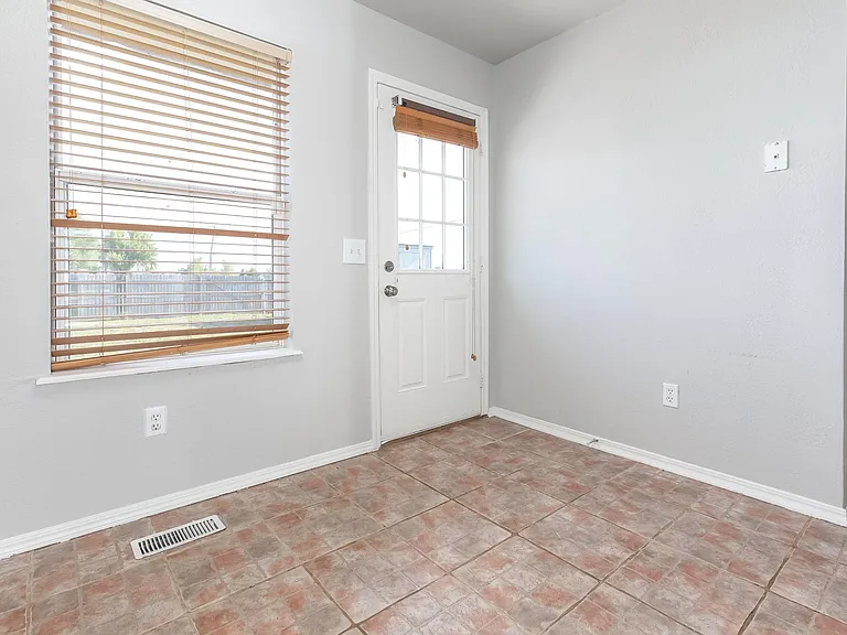 907 W Tesio Way — Photo 6