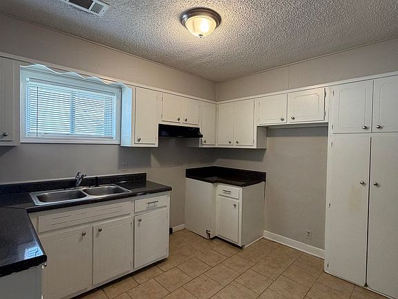 5th image of 825 Bowen Cir