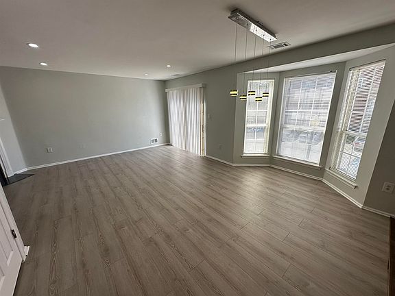4th image of 27 Cottonwood St
