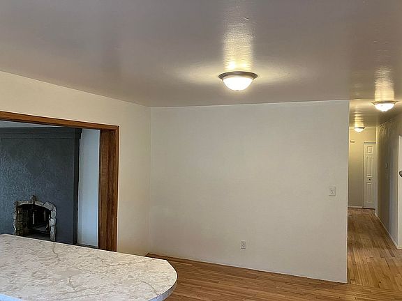 4th image of 530 Hart Pl