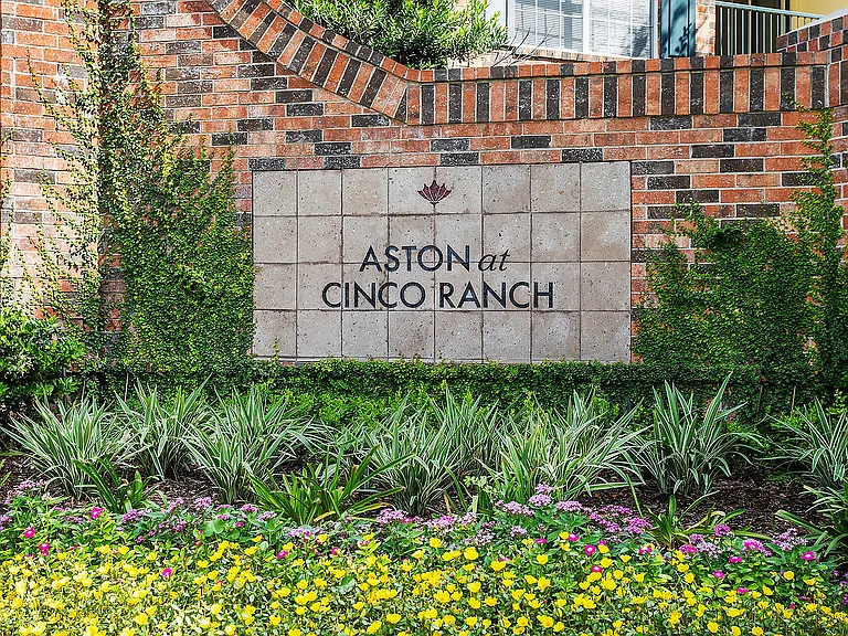 C242510_AstonAtCR_MonumentSign_04