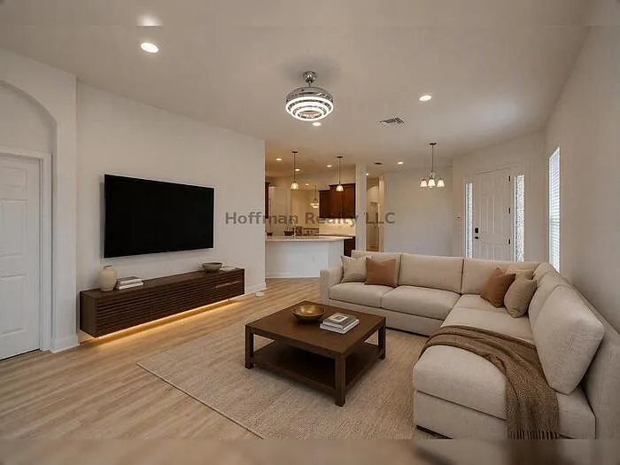 3 bed, 2.0 bath, 1629 sqft, $2,200 — Photo 2