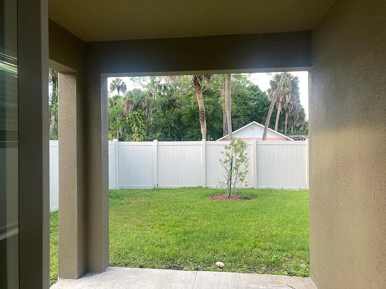 560 Sorrento Dr — Photo 4
