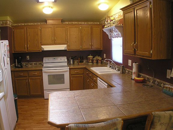 Kitchen w/ tile counters