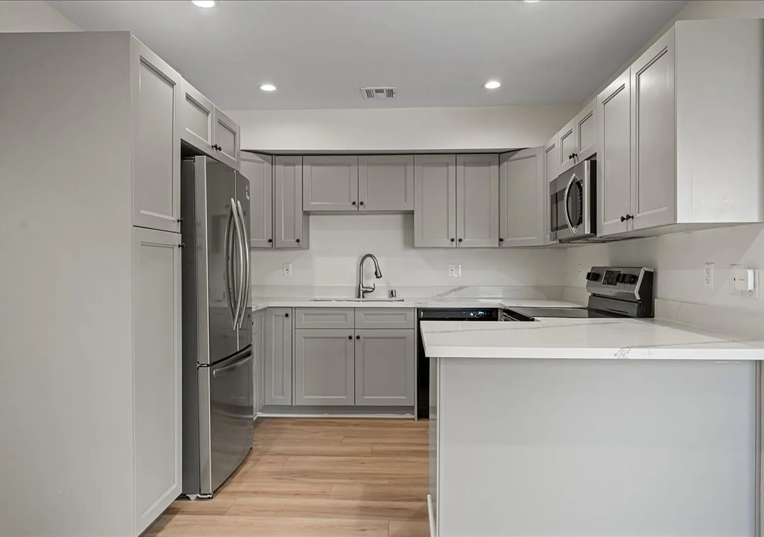 Gorgeous Encino Apartment! — Photo 3