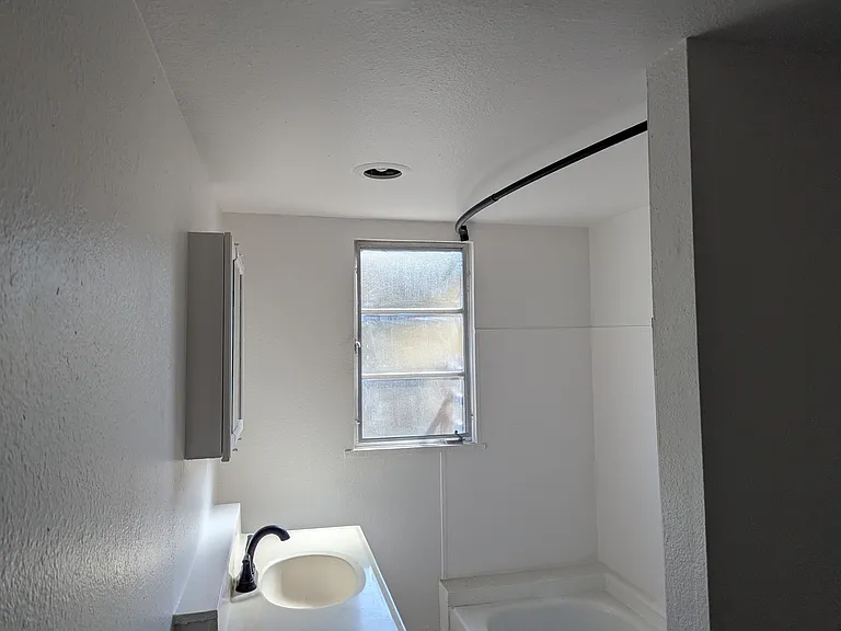 1323 N Olive Dr — Photo 31
