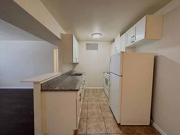 5th image of 940 N San Joaquin St #112