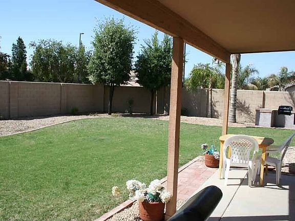 Large Back Yard w/Barbeque
