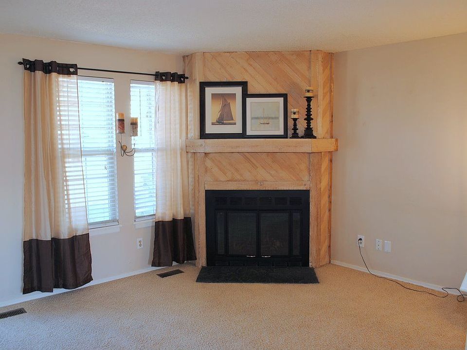 Large Living Room w/ Fireplace