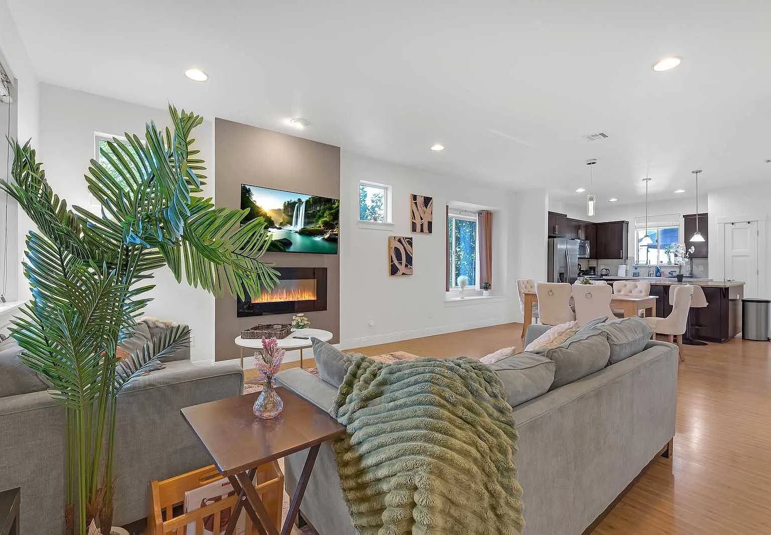 4 bed, 2.5 bath, 1816 sqft, $7,500 — Photo 1