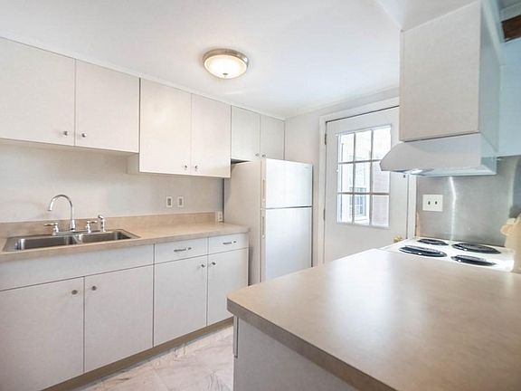 3rd image of 313 Franklin St #313