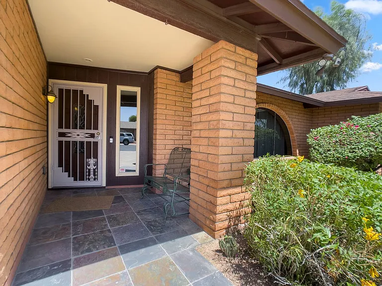 2146 E Manhatton Dr — Photo 3