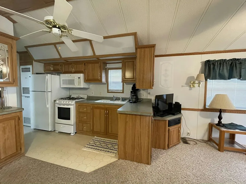 1 bed, 1.0 bath, 396 sqft, $1,200 — Photo 3