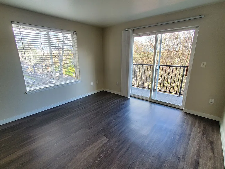 411 10th Ave — Photo 16