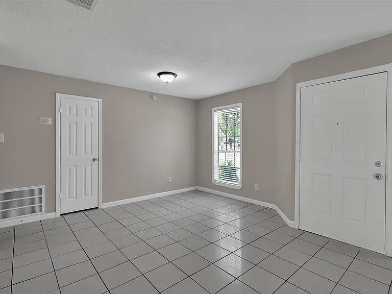 1018 Surrey Ct — Photo 10