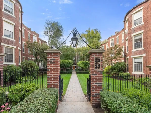 141 Beaconsfield Rd APT 2, Brookline, MA 02445