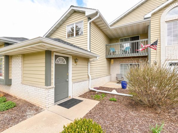 W240N2510 East Parkway Meadow CIRCLE #8, Pewaukee, WI 53072