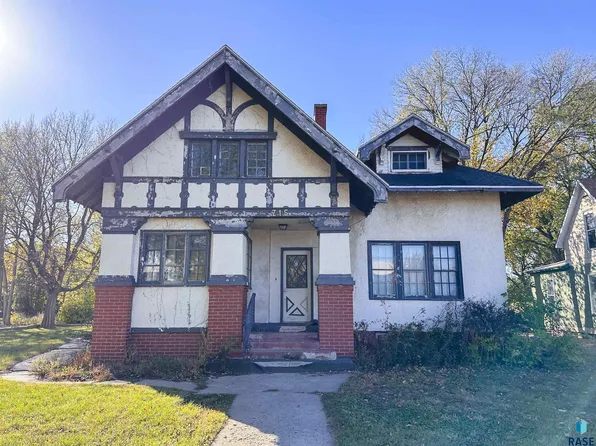 715 N Egan Ave, Madison, SD 57042