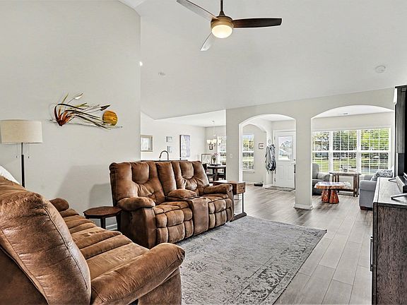 5th image of 301 Whitchurch Dr.
