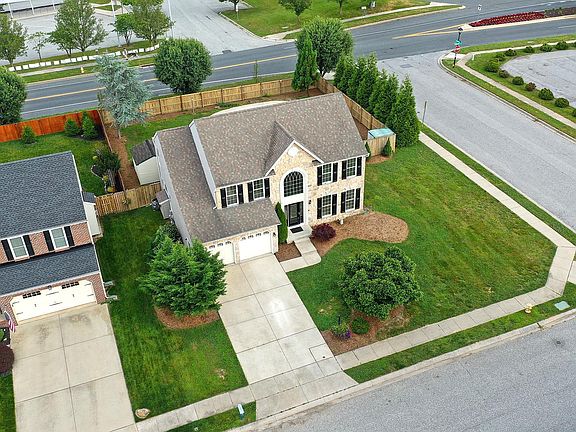 3rd image of 200 Woodbine Ct