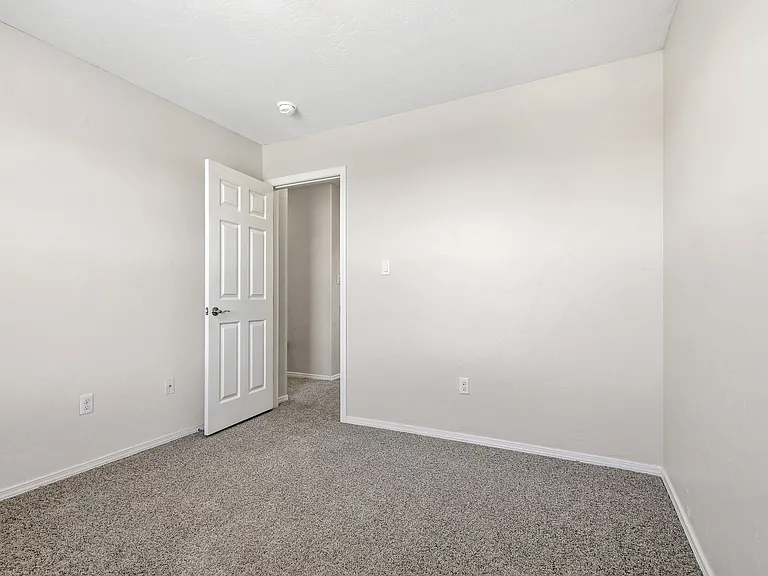 894 Valencia — Photo 18