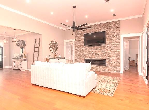 2nd image of 118 Marilyn Ln