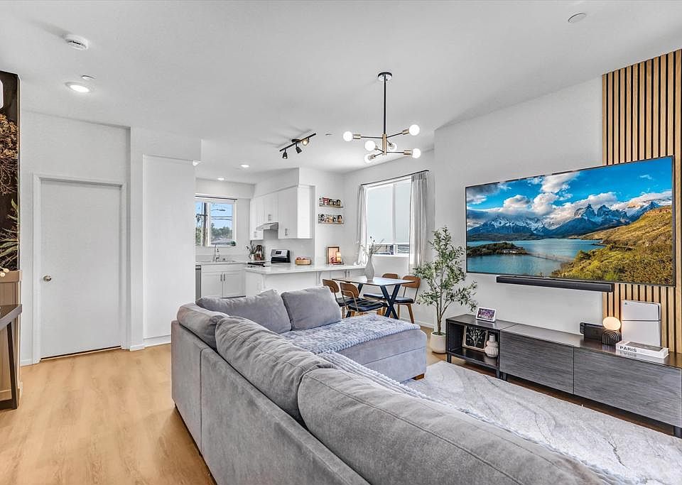 1st image of 402 Creekside Cir