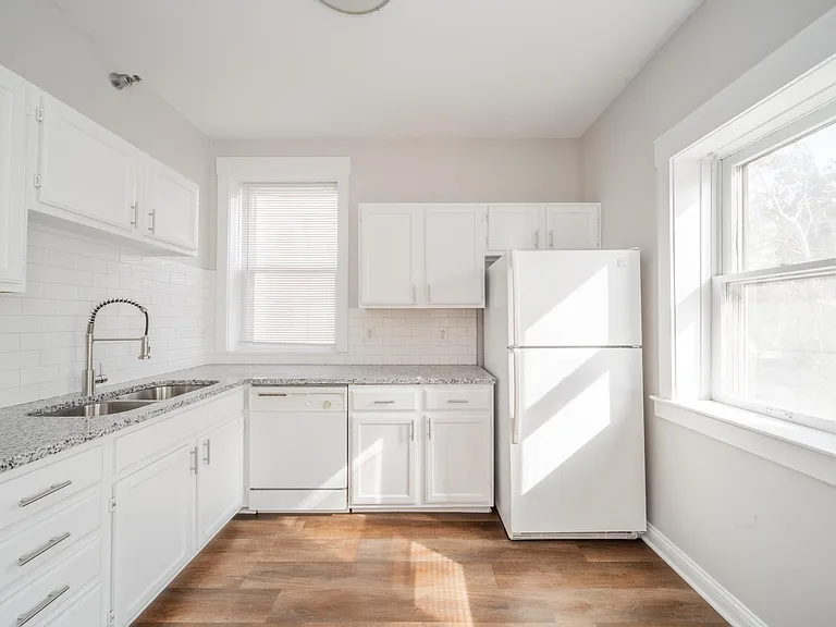 234 E 9th St #102 — Photo 15
