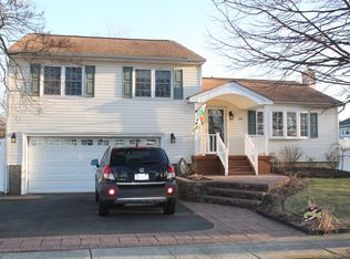 32 Audley Cir, Plainview, NY 11803