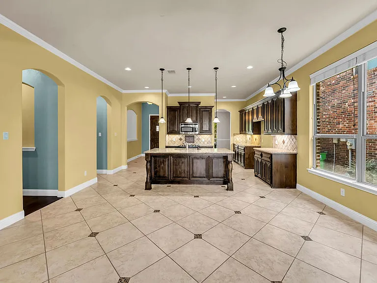 1721 Medina Ln — Photo 17