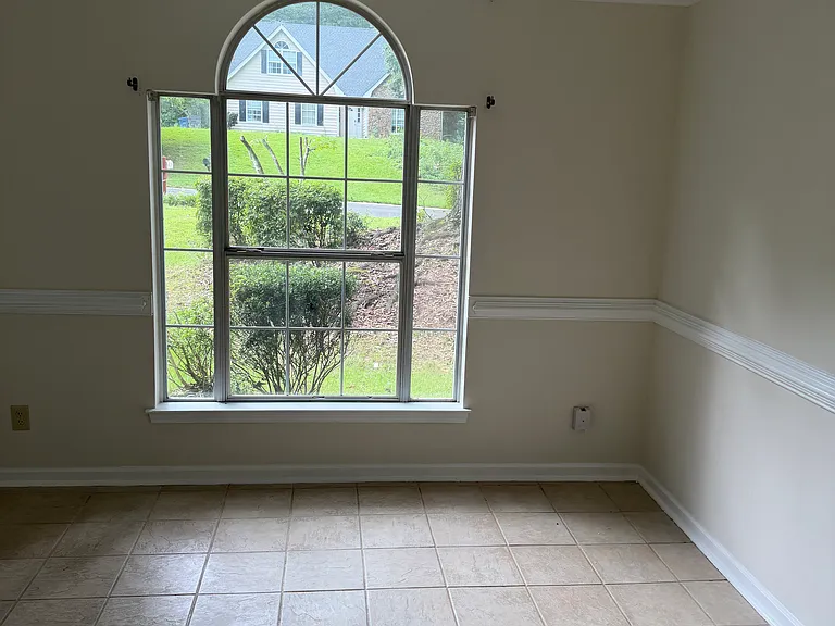 Separate formal dining room