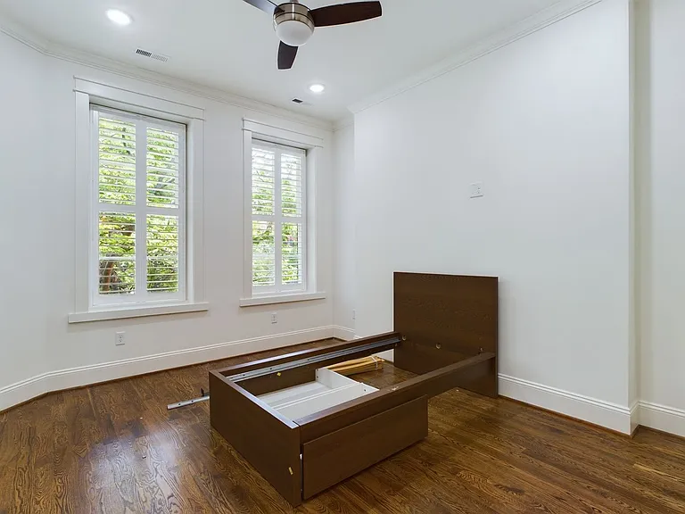 2515 E Franklin St — Photo 22