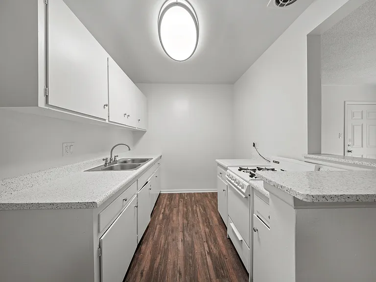 Anaheim Park Apartments — Photo 8