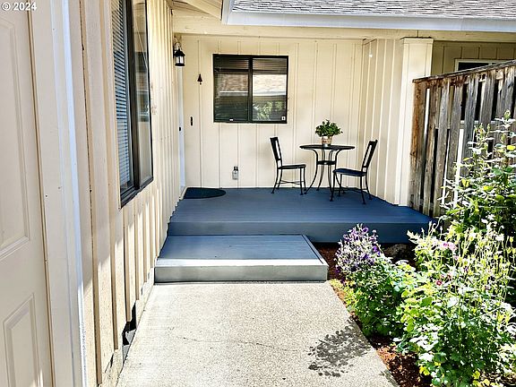 4th image of 7850 SW Skyhar Dr