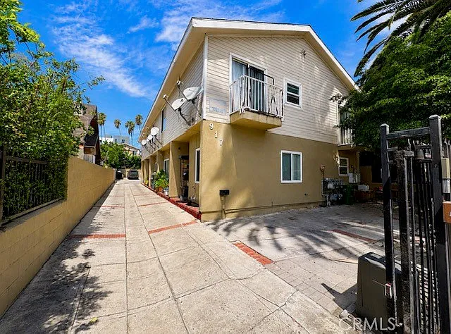 2 bed, 1.5 bath, 1400 sqft, $2,695 — Photo 3